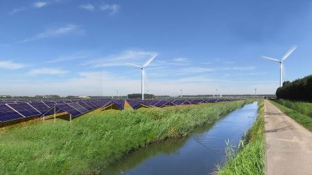 Hybridkraftwerk: Windpark mit Solarmodulen und grossem Batteriespeicher