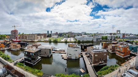 In Amsterdam entsteht ein schwimmendes Solarquartier