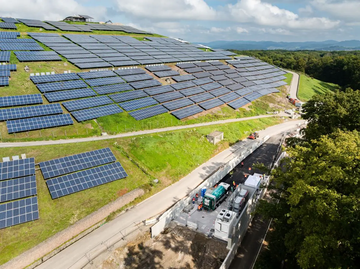 PV-Strom für neue Wasserstoff-Tankstelle in Freiburg treibt kommunale Müllflotte an