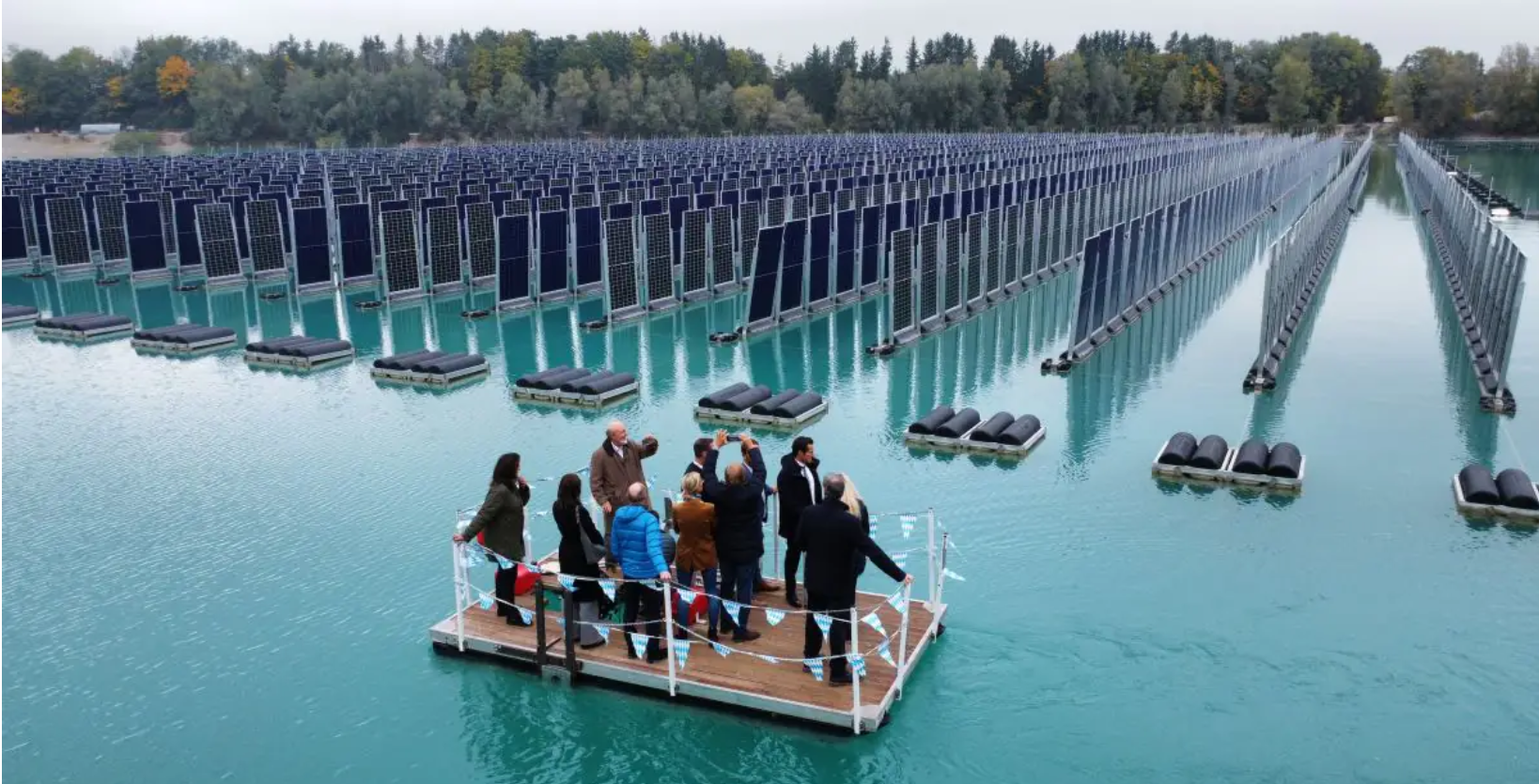 Weltweit erste schwimmende vertikale PV-Anlage startet Betrieb