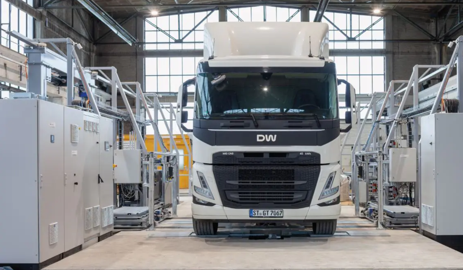 Auto&shy;ma&shy;ti&shy;sier&shy;ter Bat&shy;te&shy;rie&shy;wech&shy;sel statt lan&shy;ger La&shy;de&shy;zei&shy;ten für schwe&shy;re E-Lkw