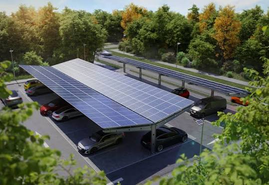Parkplatz wird zum Solarkraftwerk – 100 % Eigenverbrauch dank Batteriespeicher